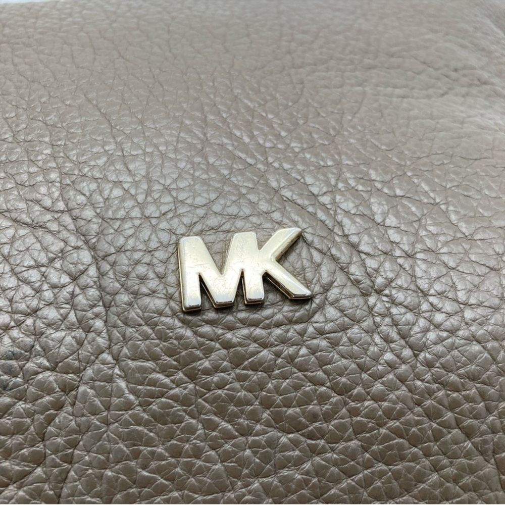 Michael Kors Junie Medium Pebbled Leather Shoulder Bag in Mushroom - Picture 4 of 10